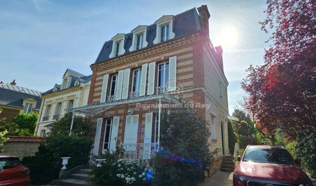 Ravalement de façade en brique d’une meuliere par hydrofuge