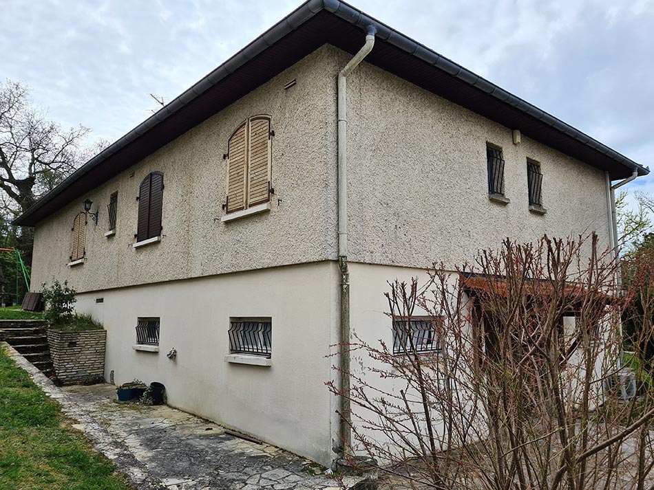 Façade de maison avec volets et fenêtres grillagées VERTIKAL