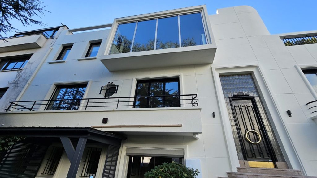 Façade de maison contemporaine VERTIKAL avec grandes baies vitrées