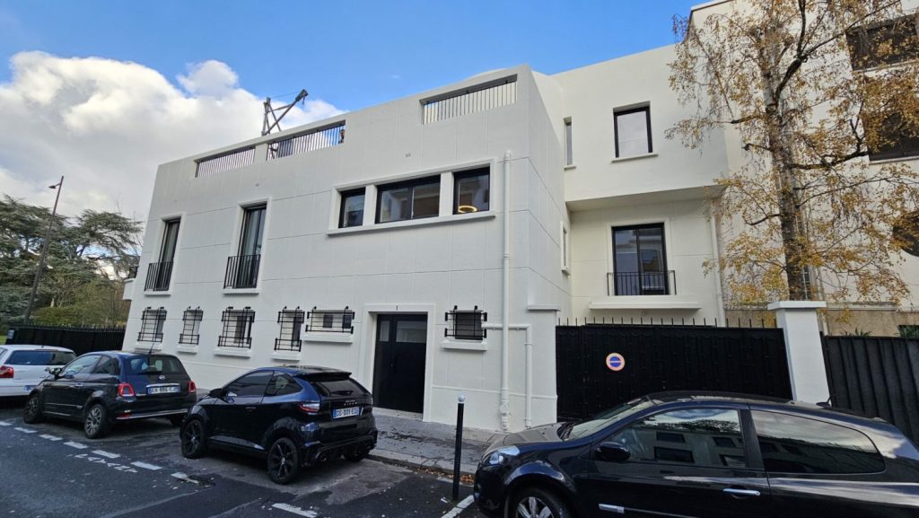 Immeuble résidentiel moderne VERTIKAL avec façade blanche et terrasse