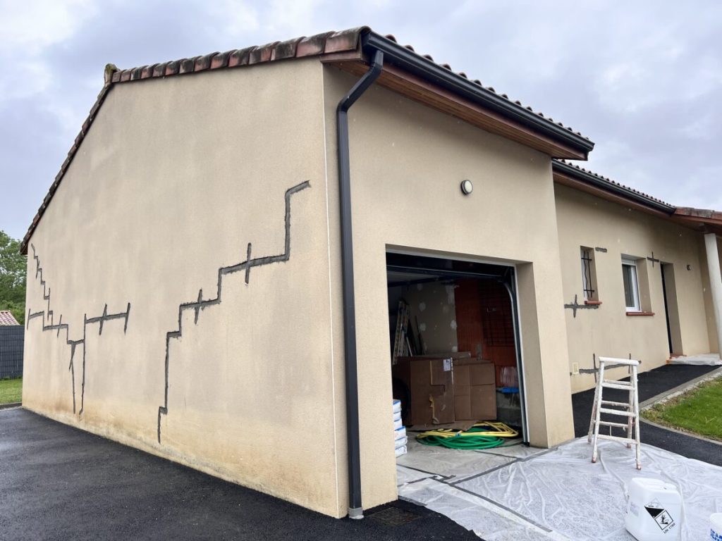 Façade de maison fissurée en cours de réparation par VERTIKAL