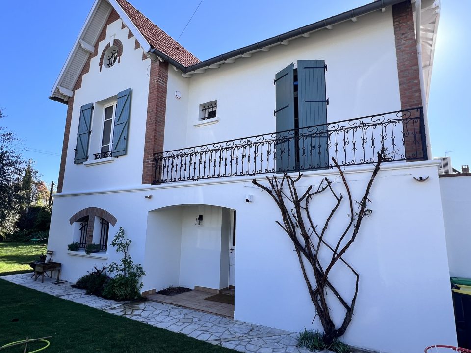 Façade de maison rénovée avec balcon en ferronnerie par VERTIKAL