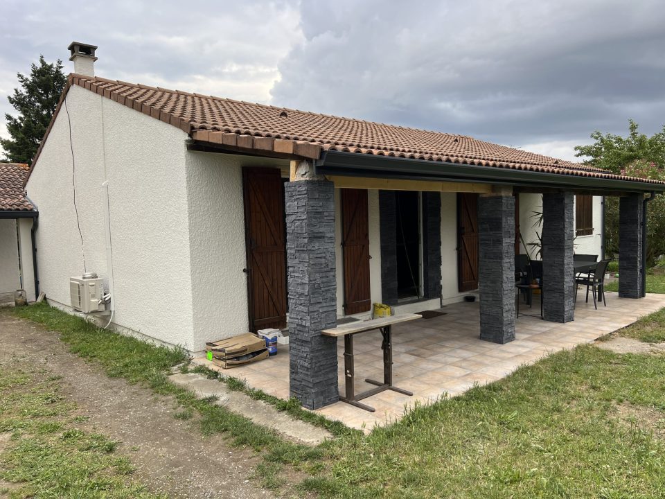 Maison avec terrasse couverte et piliers en parement VERTIKAL
