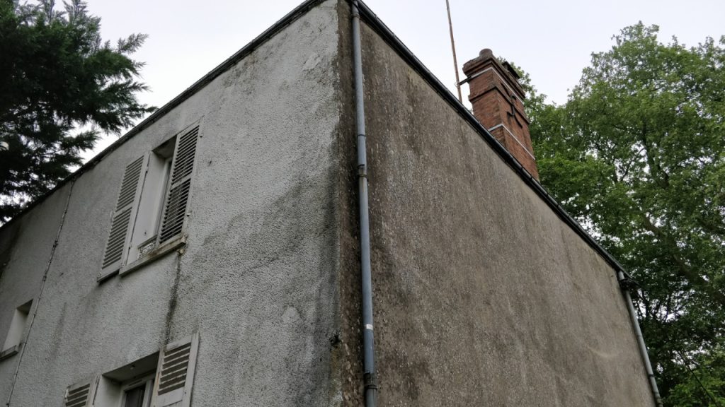 Façade de maison avec traces d’humidité VERTIKAL