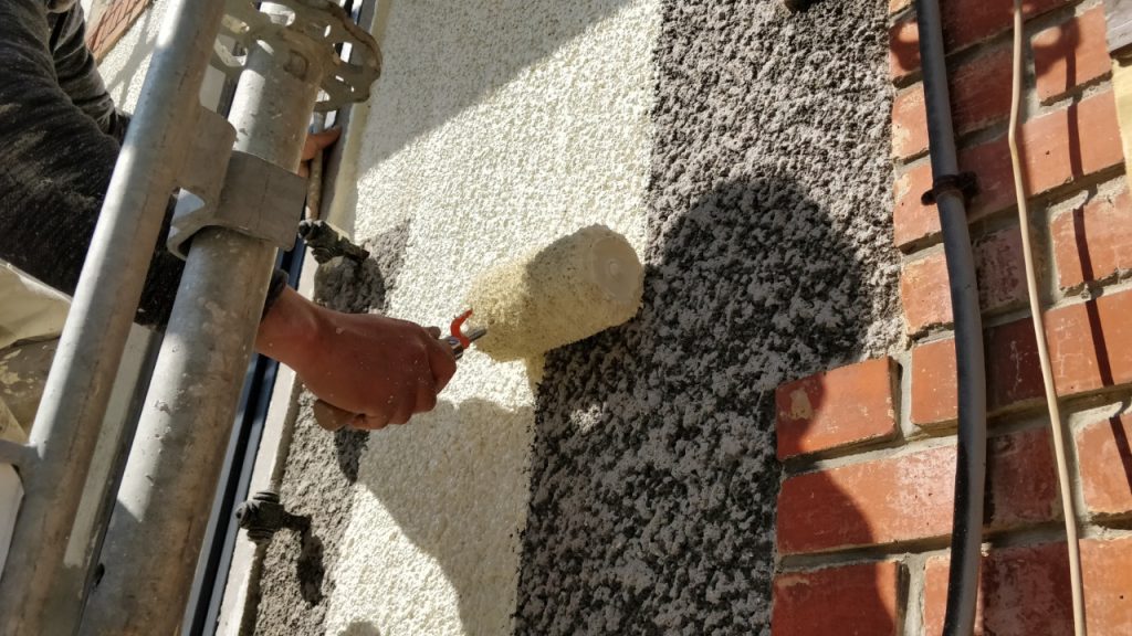 Application d’enduit de façade VERTIKAL au rouleau sur mur extérieur