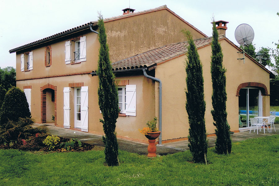 Façade de maison avec traces d'humidité sur le pignon VERTIKAL