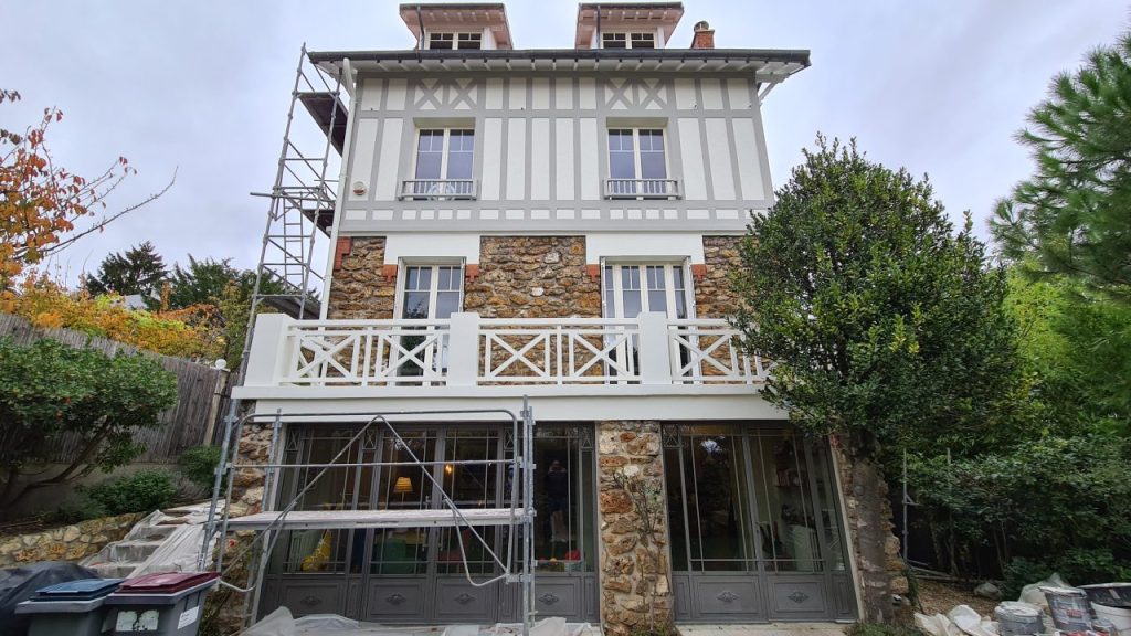 Façade de maison rénovée avec échafaudage par VERTIKAL