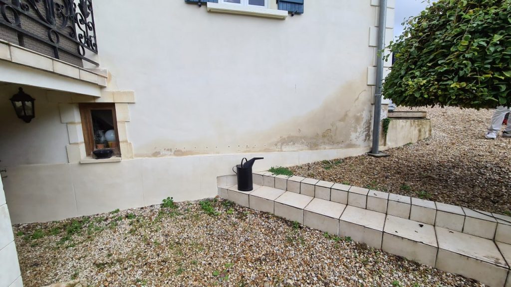 Mur extérieur avec traces d’humidité en pied de façade VERTIKAL