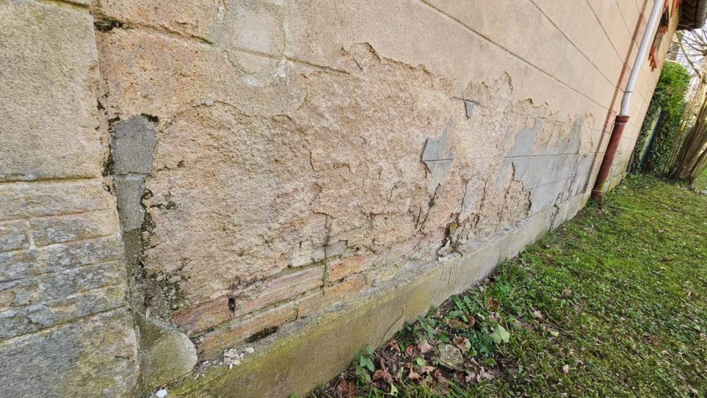Façade avec enduit dégradé et fissures dues à l’humidité VERTIKAL