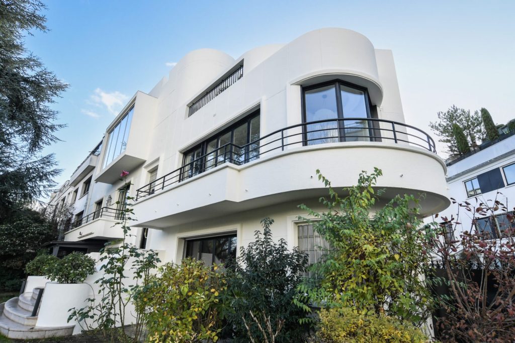 Façade VERTIKAL d’immeuble Art déco avec balcons arrondis et baies vitrées