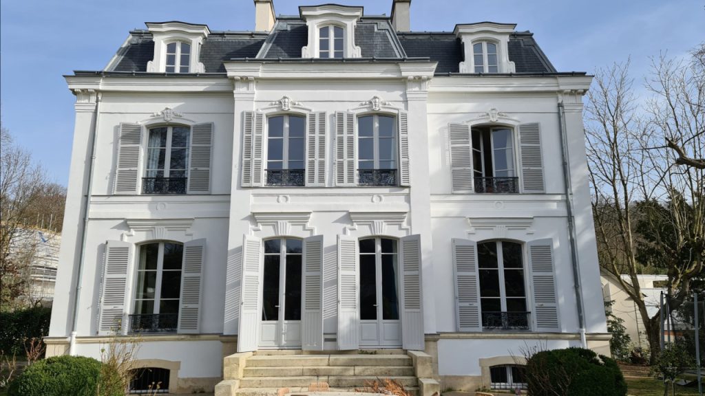 Façade de villa VERTIKAL avec volets gris et fenêtres à la française