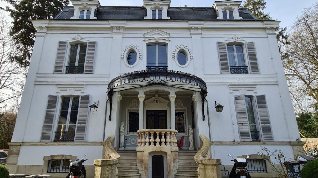 Façade d’une villa VERTIKAL avec perron central et auvent ouvragé