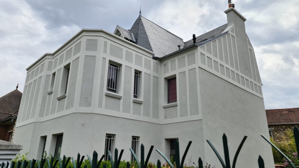 Maison VERTIKAL rénovée avec façade blanche à colombages modernes