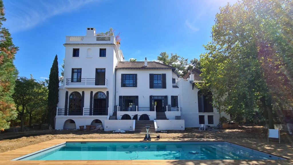 VERTIKAL villa blanche avec piscine et terrasse à plusieurs niveaux