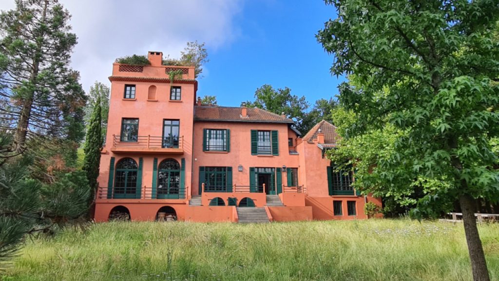 Maison VERTIKAL en façade terracotta avec volets verts