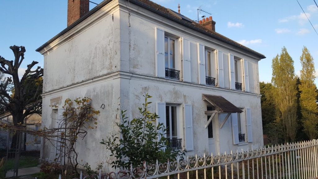 Rénovation d'un crépis finition talochée grise et modénatures blanches