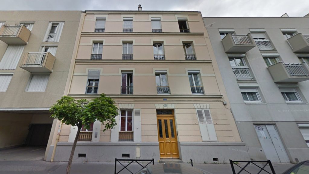 Façade d’immeuble résidentiel VERTIKAL avec porte d’entrée en bois