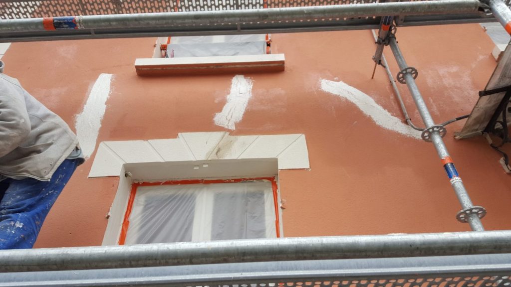 Traitement des fissures et rebouchage à l'enduit spéciale fissure