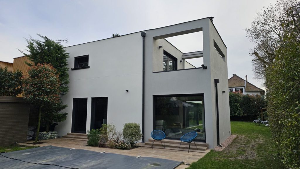 Maison contemporaine VERTIKAL à toit plat avec grande terrasse ouverte