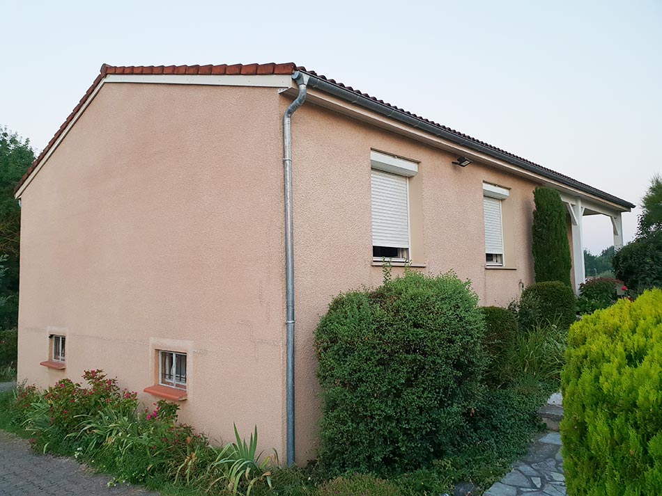 Maison individuelle VERTIKAL avec façade crépie et volets roulants