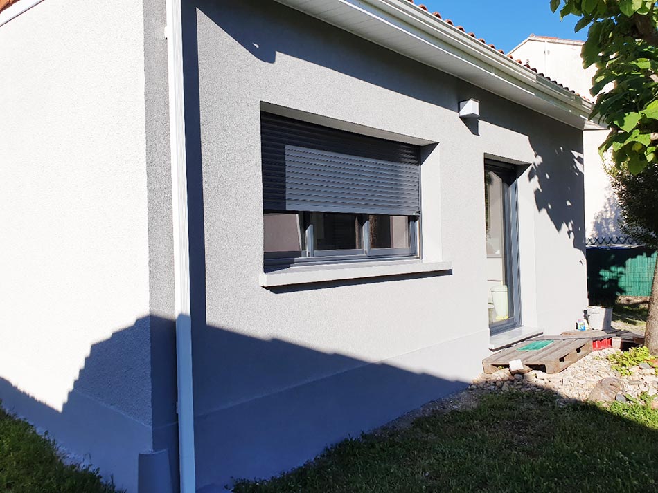 Volet roulant VERTIKAL sur fenêtre de maison moderne