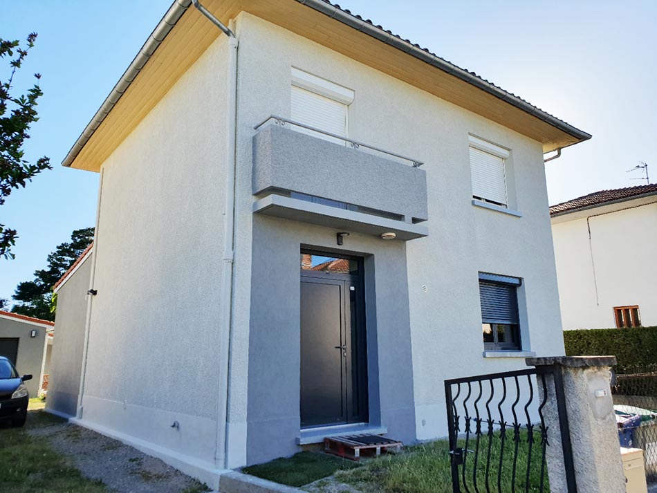 Façade de maison rénovée VERTIKAL avec balcon et enduit clair