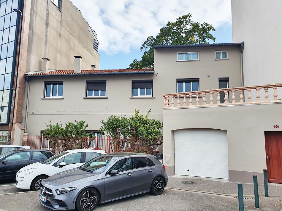 Façade de maison VERTIKAL avec garage et fenêtres rénovées
