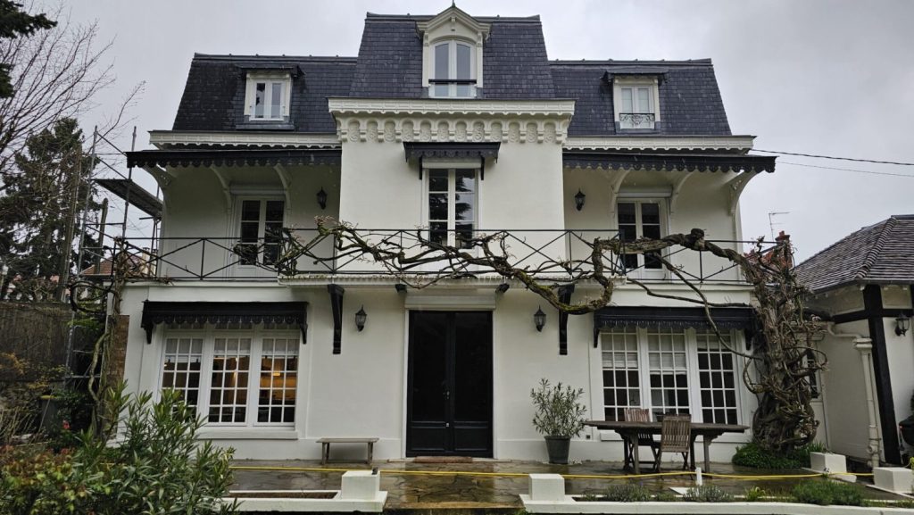 Façade de maison bourgeoise rénovée par VERTIKAL avec balcon et toiture