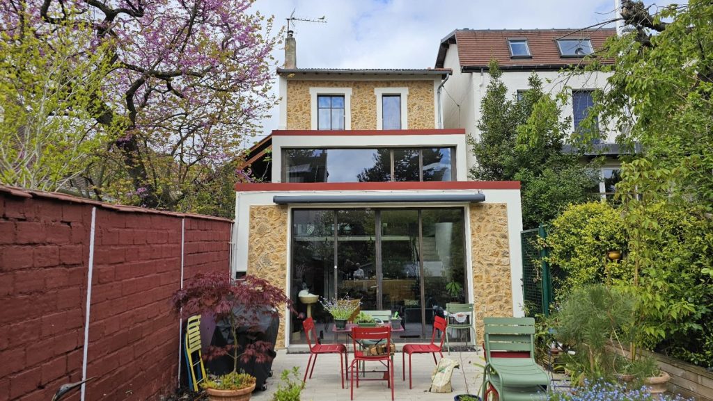 Extension de maison VERTIKAL avec grandes baies vitrées et terrasse