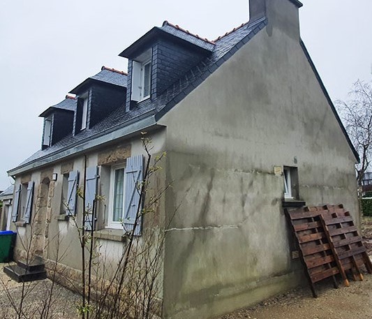 Maison avec toiture en ardoise et volets, style VERTIKAL.