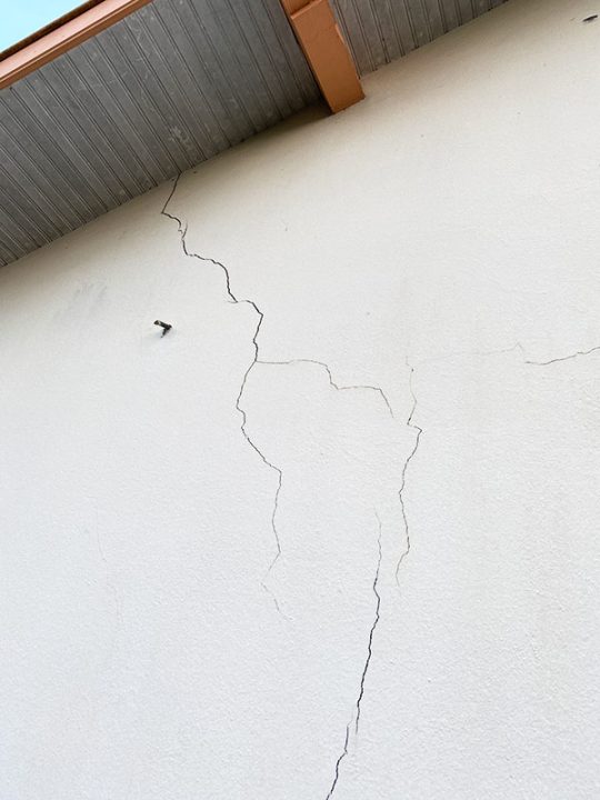 Fissures verticales sur un mur, caractéristiques de l'usure VERTIKAL.