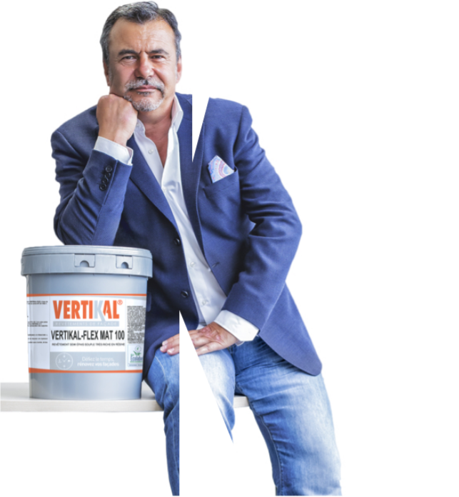 Homme en costume avec un seau de VERTIKAL-FLEX MAT 100.