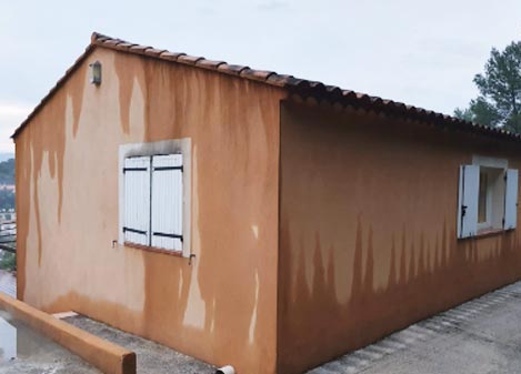 Maison avec façade colorée, partiellement humide, VERTIKAL.