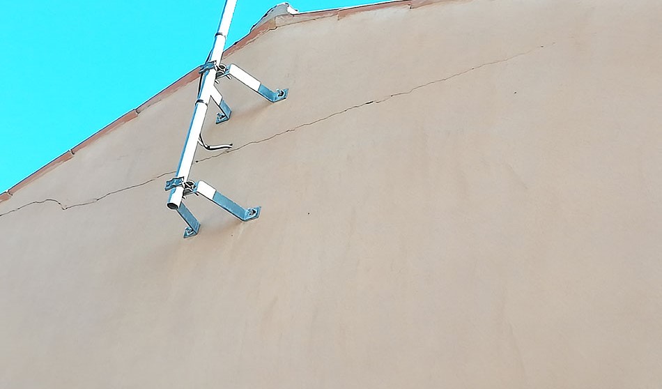 Structure VERTIKAL fixée sur un mur avec des supports métalliques.