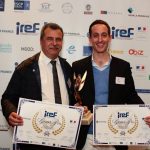 Deux hommes tenant des trophées et des diplômes VERTIKAL.