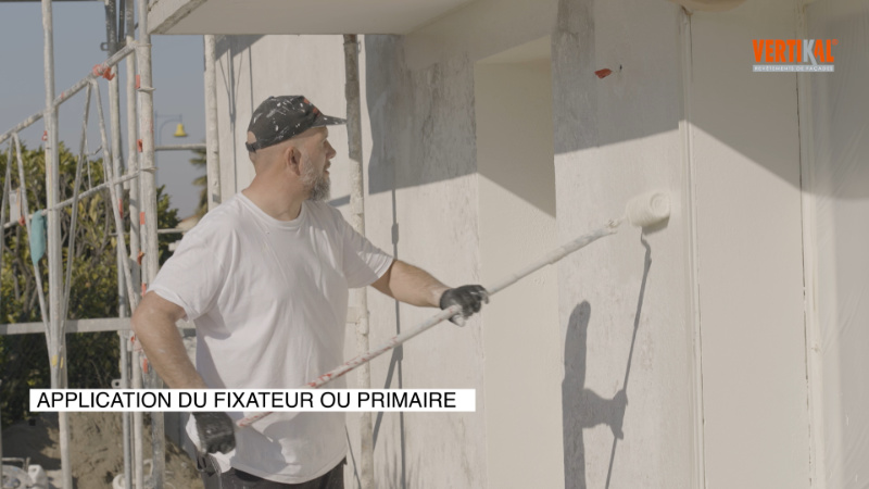 Application de fixateur ou primaire par un peintre, VERTIKAL.