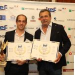 Deux hommes tenant des prix VERTIKAL lors d'une cérémonie.