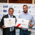 Deux hommes avec des certificats et un trophée, VERTIKAL.