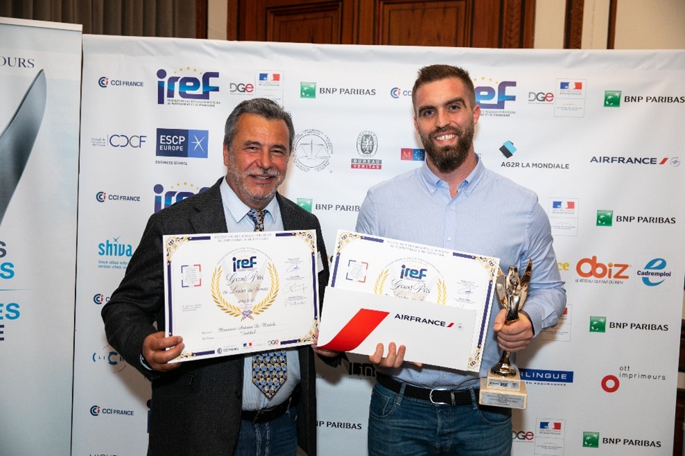 Deux hommes avec des certificats et un trophée, VERTIKAL.