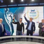 Cérémonie de remise de prix avec des représentants de VERTIKAL.