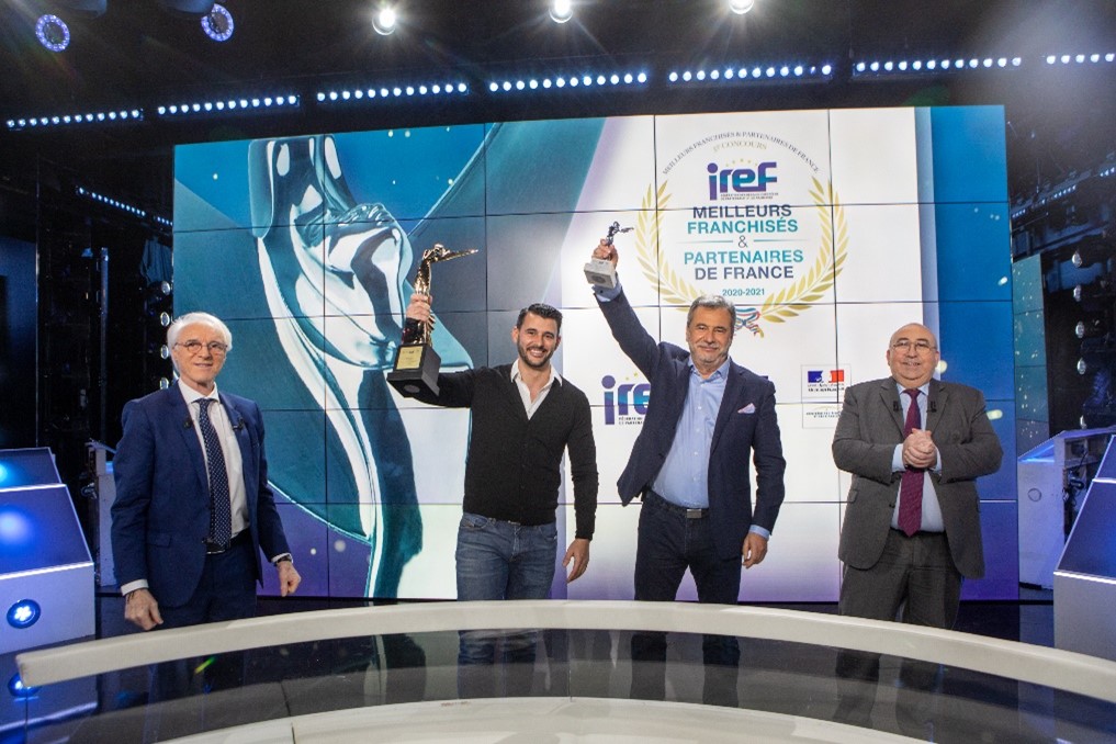 Cérémonie de remise de prix avec des représentants de VERTIKAL.