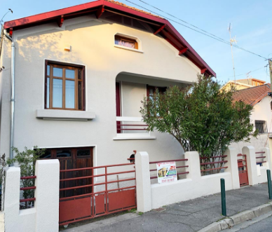 Maison avec façade claire et fenêtres, VERTIKAL.