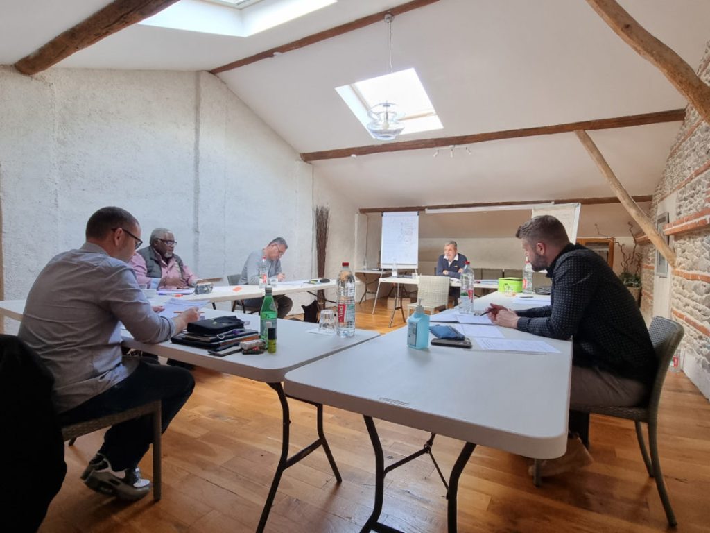 Réunion VERTIKAL avec participants autour d'une table.