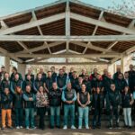 Équipe VERTIKAL réunie en extérieur, portant des vestes noires.